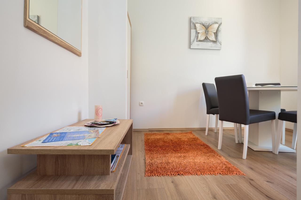 Lux Cindro In Center * Split