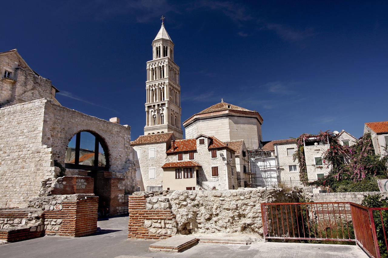 Lux Cindro In Center * Split
